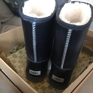 SOLD NIB women’s UGG classic short leather boots